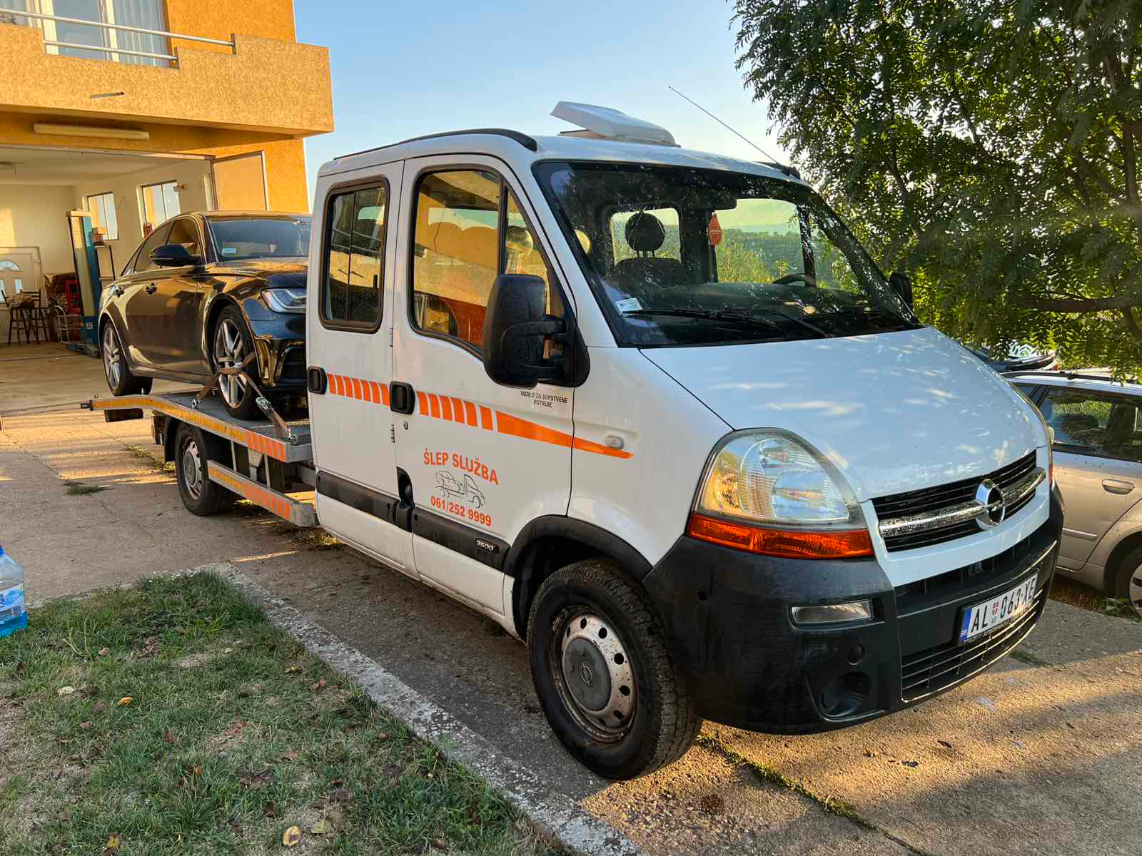 Šlep služba Aleksinac Miletić Auto 777 tokom intervencije na putu